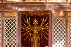 Kawałek meble z statuą w wśrodku Yantong świątyni, wielki Buddyjski kompleks w Kunming Yunnan, Chiny obraz stock Kawałek meble z statuą w wśrodku Yantong świątyni, wielki Buddyjski kompleks w Kunming Yunnan, Chiny obraz stock