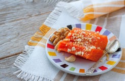 Kawałki cukierki piec bania z dokrętkami Turecki naczynie jest Kab Zdjęcie Stock Kawałki cukierki piec bania z dokrętkami Turecki naczynie jest Kab Zdjęcie Stock