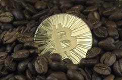 Kawowe fasole i bitcoin monety kłaść na białym tle zdjęcia royalty free Kawowe fasole i bitcoin monety kłaść na białym tle zdjęcia royalty free