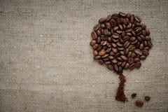 Kawowy drzewo robić kawowe fasole na burlap nieociosany szorstki prosty pięknym fotografia stock Kawowy drzewo robić kawowe fasole na burlap nieociosany szorstki prosty pięknym fotografia stock