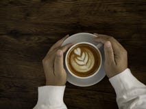 kawowy latte z piękną latte sztuką na ręce obrazy royalty free kawowy latte z piękną latte sztuką na ręce obrazy royalty free