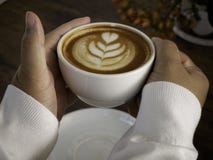 kawowy latte z piękną latte sztuką na ręce zdjęcia royalty free kawowy latte z piękną latte sztuką na ręce zdjęcia royalty free