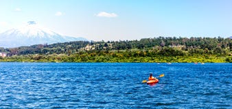 Kayak di canoa sul lago Villarica Cile che trascura il kajak di Villarrica del vulcano sul lago Villarica Baner fotografie stock libere da diritti Kayak di canoa sul lago Villarica Cile che trascura il kajak di Villarrica del vulcano sul lago Villarica Baner fotografie stock libere da diritti