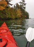 Kayak su un lago del Nord fotografia stock Kayak su un lago del Nord fotografia stock