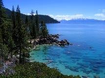 Kayaker solitario en Lake Tahoe bonito Kayaker solitario en Lake Tahoe bonito