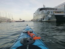 Kayaking γύρω από τα γιοτ στοκ εικόνες Kayaking γύρω από τα γιοτ στοκ εικόνες