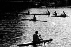 Kayaking σε ένα θερινό πρωί στοκ φωτογραφίες με δικαίωμα ελεύθερης χρήσης Kayaking σε ένα θερινό πρωί στοκ φωτογραφίες με δικαίωμα ελεύθερης χρήσης