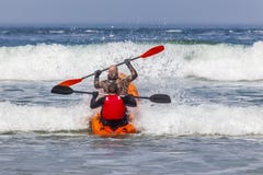 KAYAKING ΣΤΑ ΚΥΜΑΤΑ ΜΕ ΔΥΟ ΤΥΠΟΥΣ στοκ φωτογραφία KAYAKING ΣΤΑ ΚΥΜΑΤΑ ΜΕ ΔΥΟ ΤΥΠΟΥΣ στοκ φωτογραφία