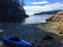 Kayaking στα νησιά κόλπων στοκ εικόνες Kayaking στα νησιά κόλπων στοκ εικόνες