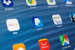 KAZAN RYSSLAND - JULI 3, 2018: Apple iPad med symboler av socialt massmedia Paypal i mitt royaltyfri bild KAZAN RYSSLAND - JULI 3, 2018: Apple iPad med symboler av socialt massmedia Paypal i mitt royaltyfri bild