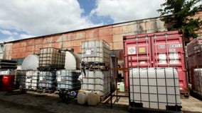 Kazan, Rússia, o 22 de junho de 2017, território da planta ECOGRAD - recipientes plásticos com produtos petrolíferos gastos, tiro vídeos de arquivo Kazan, Rússia, o 22 de junho de 2017, território da planta ECOGRAD - recipientes plásticos com produtos petrolíferos gastos, tiro vídeos de arquivo
