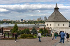 Kazán, Rusia - 9 de agosto de 2018: Vista de la torre de Tainitskaya en la entrada al Kazán el Kremlin con los turistas contra el imagen de archivo libre de regalías Kazán, Rusia - 9 de agosto de 2018: Vista de la torre de Tainitskaya en la entrada al Kazán el Kremlin con los turistas contra el imagen de archivo libre de regalías