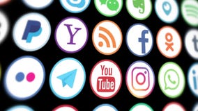 Kazán, Rusia - 15 de marzo de 2019 Animación de los logotipos sociales populares de los medios que se substituyen rápidamente libre illustration Kazán, Rusia - 15 de marzo de 2019 Animación de los logotipos sociales populares de los medios que se substituyen rápidamente libre illustration