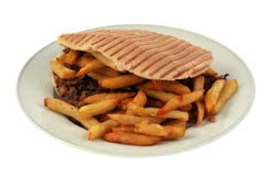 Kebab con le patate fritte in primo piano fotografia stock Kebab con le patate fritte in primo piano fotografia stock