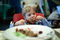 Kebab mordace del bambino immagini stock Kebab mordace del bambino immagini stock