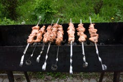 Kebab Shish на гриле сварило на протыкальнике металла Зажаренное в духовке мясо сваренное на барбекю Протыкальники свежей говядин стоковые фотографии rf Kebab Shish на гриле сварило на протыкальнике металла Зажаренное в духовке мясо сваренное на барбекю Протыкальники свежей говядин стоковые фотографии rf