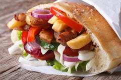 Kebab z mięsem, warzywami i dłoniakami w pita chlebie, zdjęcie royalty free Kebab z mięsem, warzywami i dłoniakami w pita chlebie, zdjęcie royalty free