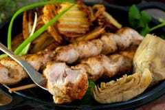 Kebab цыпленка, свежие огурцы, артишоки и перцы на белом керамическом лотке стоковое изображение rf Kebab цыпленка, свежие огурцы, артишоки и перцы на белом керамическом лотке стоковое изображение rf
