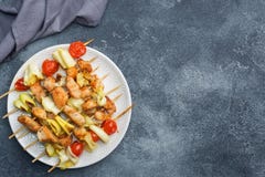 Kebabhöna, zucchini och tomater på steknålar i en platta Mörkt tabellkopieringsutrymme royaltyfria foton Kebabhöna, zucchini och tomater på steknålar i en platta Mörkt tabellkopieringsutrymme royaltyfria foton