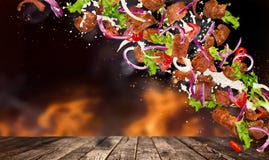 Kebabingrediënten met vliegende ingrediënten royalty-vrije stock foto Kebabingrediënten met vliegende ingrediënten royalty-vrije stock foto