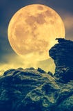 Kei tegen hemel met wolken en mooie volle maan bij nacht royalty-vrije stock afbeeldingen Kei tegen hemel met wolken en mooie volle maan bij nacht royalty-vrije stock afbeeldingen