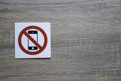 Kein Telefon erlaubte Zeichen auf der hölzernen Wand mit Raum für das Hinzufügen des Textes auf dem Recht stockfotografie Kein Telefon erlaubte Zeichen auf der hölzernen Wand mit Raum für das Hinzufügen des Textes auf dem Recht stockfotografie