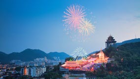 Kek Lok Si Light Up und Feuerwerk lizenzfreie stockfotografie Kek Lok Si Light Up und Feuerwerk lizenzfreie stockfotografie