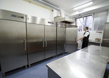Kelner en koelkasten stock afbeelding Kelner en koelkasten stock afbeelding