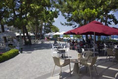 KEMER, ANTALYA, TURKIJE - 19 JULI, 2018: Straatkoffie met rode umb stock foto's KEMER, ANTALYA, TURKIJE - 19 JULI, 2018: Straatkoffie met rode umb stock foto's