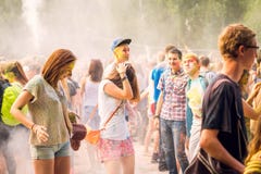 Kemerovo, Rusland, 24 Juni, 2018: het jonge meisjessluiten met gekleurd poeder bij festival van kleuren stock fotografie Kemerovo, Rusland, 24 Juni, 2018: het jonge meisjessluiten met gekleurd poeder bij festival van kleuren stock fotografie