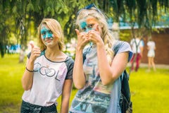 Kemerovo, Russia, il 24 giugno 2018: Due ragazze hanno dipinto la polvere colorata dopo il festival di holi dei colori immagini stock libere da diritti Kemerovo, Russia, il 24 giugno 2018: Due ragazze hanno dipinto la polvere colorata dopo il festival di holi dei colori immagini stock libere da diritti