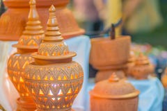 Keramische Lampe des schönen handgemachten Lehms in den thailändischen ` s Artmustern Töpferwarentonwarenlampe mit thailändischer lizenzfreie stockfotos Keramische Lampe des schönen handgemachten Lehms in den thailändischen ` s Artmustern Töpferwarentonwarenlampe mit thailändischer lizenzfreie stockfotos