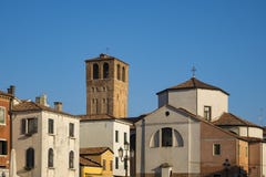 Kerk Santa Andrea met toren Engelse kleurrijke huizen in Chioggia, Italië stock foto Kerk Santa Andrea met toren Engelse kleurrijke huizen in Chioggia, Italië stock foto