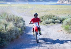 Kerl, der Sommertage auf seinem Motorrad genießt Kerl, der Sommertage auf seinem Motorrad genießt