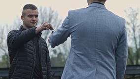 Kerl gibt Autoschlüssel zu den Kunden- und Erschütterungshänden Autogesch?ft-, Autoverkaufs-, Abkommen-, Gesten- und Leutekonzept stock footage Kerl gibt Autoschlüssel zu den Kunden- und Erschütterungshänden Autogesch?ft-, Autoverkaufs-, Abkommen-, Gesten- und Leutekonzept stock footage