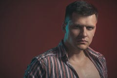 Kerl mit ernstem Gesichtsblick Gut aussehender Mann mit dem stilvollen Haar Sexy Macho in der geeigneter Kastenart und -mode der lizenzfreie stockbilder Kerl mit ernstem Gesichtsblick Gut aussehender Mann mit dem stilvollen Haar Sexy Macho in der geeigneter Kastenart und -mode der lizenzfreie stockbilder