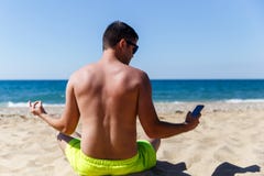 Kerl am Paradiesküstentag Stockfotos Kerl am Paradiesküstentag Stockfotos