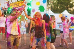 Kerle mit einem Mädchen feiern holi Festival stockbilder Kerle mit einem Mädchen feiern holi Festival stockbilder