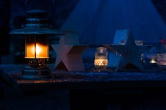 Kerosinelamp in de ijzige nacht op de lijst royalty-vrije stock afbeelding Kerosinelamp in de ijzige nacht op de lijst royalty-vrije stock afbeelding