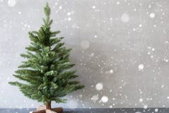 Kerstboom met Cementmuur als Achtergrond, Exemplaarruimte, Sneeuwvlokken Stock Fotografie
