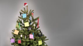 Kerstboom met decoratie van bedrijfspunten en lege post-itnota's die wordt verfraaid royalty-vrije stock foto Kerstboom met decoratie van bedrijfspunten en lege post-itnota's die wordt verfraaid royalty-vrije stock foto