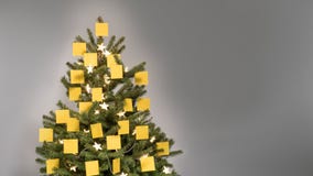 Kerstboom met 25 lege gele post-itnota's die wordt verfraaid stock foto's Kerstboom met 25 lege gele post-itnota's die wordt verfraaid stock foto's