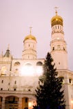 Kerstboom in Moskou het Kremlin Ivan Great Bell-toren royalty-vrije stock afbeeldingen Kerstboom in Moskou het Kremlin Ivan Great Bell-toren royalty-vrije stock afbeeldingen