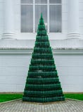 Kerstboom van de groene flessen van de glaswijn tegen een witte muur, abrau-Durso stock foto's Kerstboom van de groene flessen van de glaswijn tegen een witte muur, abrau-Durso stock foto's
