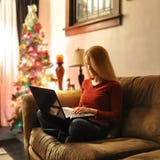 Kerstmis die van de vrouw op Laptop winkelt stock afbeeldingen Kerstmis die van de vrouw op Laptop winkelt stock afbeeldingen