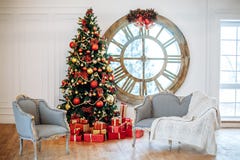 Kerstmis en het Nieuwjaar verfraaiden witte binnenlandse ruimte met voorstellen en Nieuwe jaarboom met rode decorbal Grijze bank royalty-vrije stock foto's Kerstmis en het Nieuwjaar verfraaiden witte binnenlandse ruimte met voorstellen en Nieuwe jaarboom met rode decorbal Grijze bank royalty-vrije stock foto's