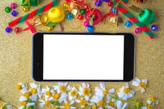 Kerstmis en nieuwe jaar houten banner als achtergrond met lege slimme telefoon, giftdoos, madeliefjebloem, suikergoedbal en decor Stock Foto Kerstmis en nieuwe jaar houten banner als achtergrond met lege slimme telefoon, giftdoos, madeliefjebloem, suikergoedbal en decor Stock Foto