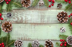 Kerstmis, nieuw jaar, de winter, de groene houten achtergrond van het Kerstmiskader met spar en denneappels Vlak leg omhoog spot stock fotografie Kerstmis, nieuw jaar, de winter, de groene houten achtergrond van het Kerstmiskader met spar en denneappels Vlak leg omhoog spot stock fotografie