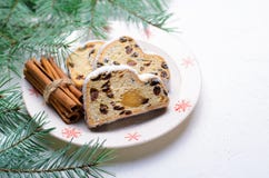 Kerstmis Stollen, de Traditionele Cake van het Fruitbrood, Feestelijk Dessert voor de Wintervakantie stock afbeeldingen Kerstmis Stollen, de Traditionele Cake van het Fruitbrood, Feestelijk Dessert voor de Wintervakantie stock afbeeldingen