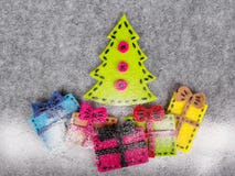 Kerstmisachtergrond met gevoelde decoratie: Kerstboom en kleurrijke giften Stock Afbeeldingen Kerstmisachtergrond met gevoelde decoratie: Kerstboom en kleurrijke giften Stock Afbeeldingen